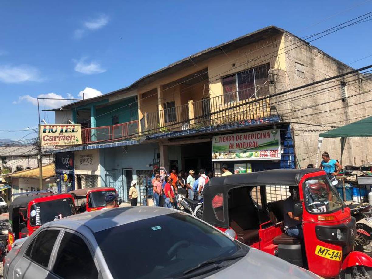 Decenas de personas que escucharon los disparos se acercaron a la escena.