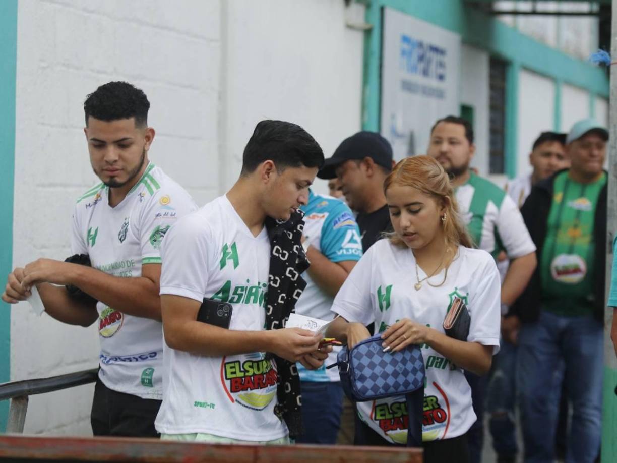Aficionados del Platense no dejaron solo a su equipo y llegaron a Choloma.