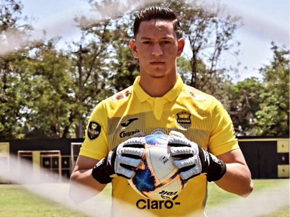 Bryan Ramos llegó a los 11 años a Real España, pues creció apenas a unas tres cuadras de la sede del Real España en la colonia Luisiana de San Pedro Sula. Llegaba caminando todos los días con sus tacos bajo el brazo para ir haciendo carrera