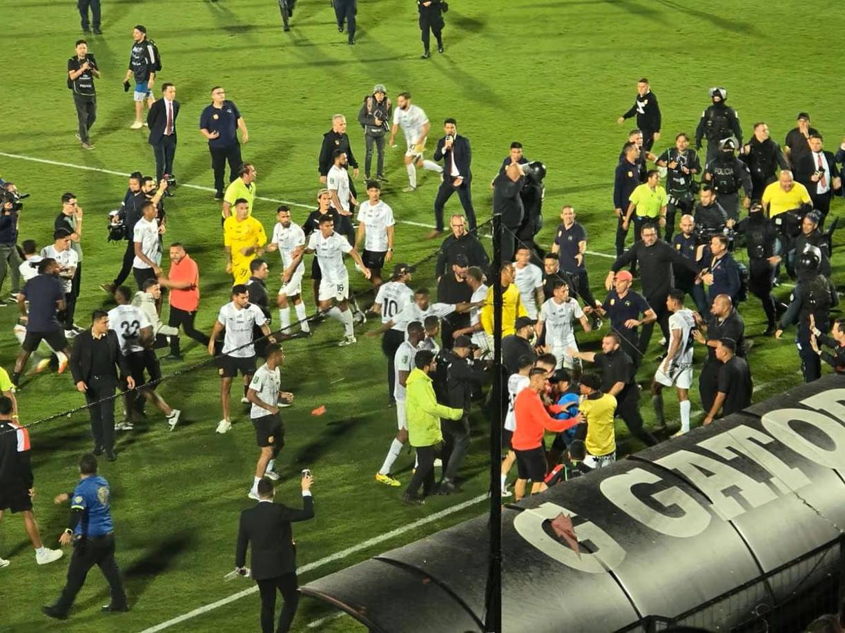 Los jugadores de ambos equipos terminaron en golpes protagonizando una tremenda batalla campal.
