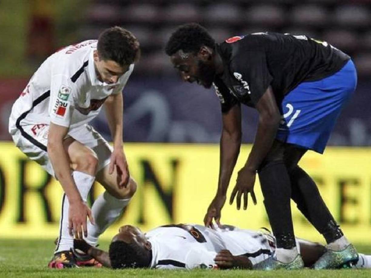 Sin embargo otros no tuvieron el mismo camino. El futbolista profesional Patrick Ekeng murió en mayo de 2016 después de colapsar en el campo durante un partido televisado en Rumania. Ekeng, un centrocampista camerunés de 26 años, jugaba en el Dinamo Bucarest.