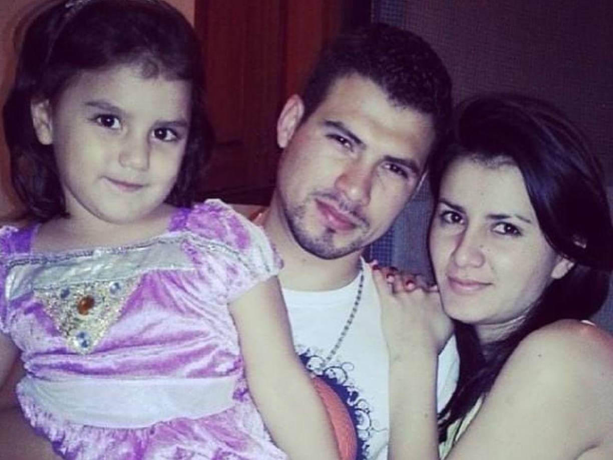 En las fotos se observa como su familia ha avanzado y crecido con el pasar de los años.