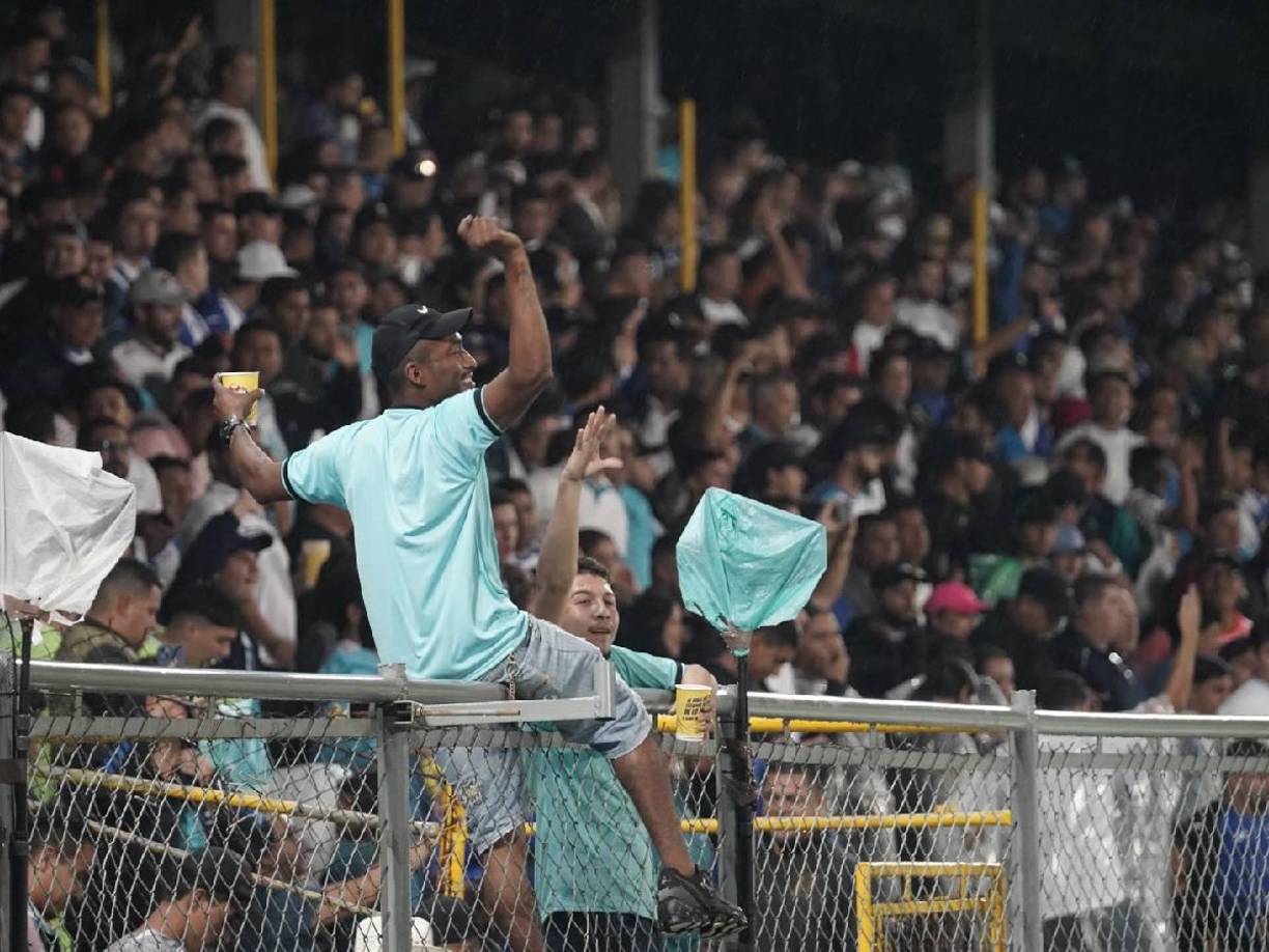 Un gran ambiente se vivió en las graderías del Estadio Morazán de San Pedro Sula.