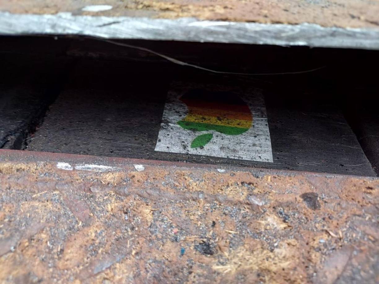  Los paquetes de cocaína estaban etiquetados con el logo de una manzana de varios colores.