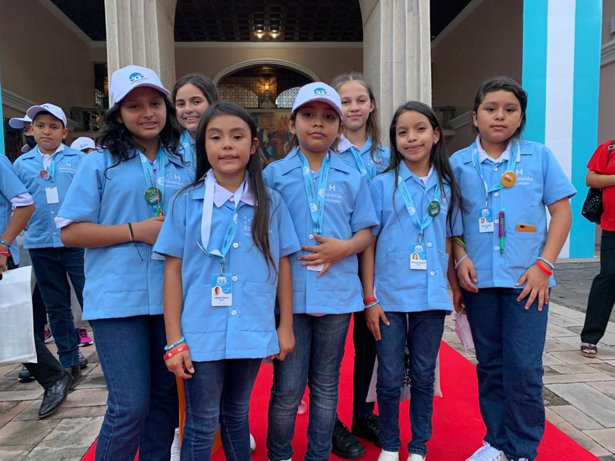 Desde el anuncio y su implementación de la gabacha en febrero del año 2023, el cambio generó polémicas en diverso sectores e incluso en los hogares hondureños por el costo que representa la gabacha. 