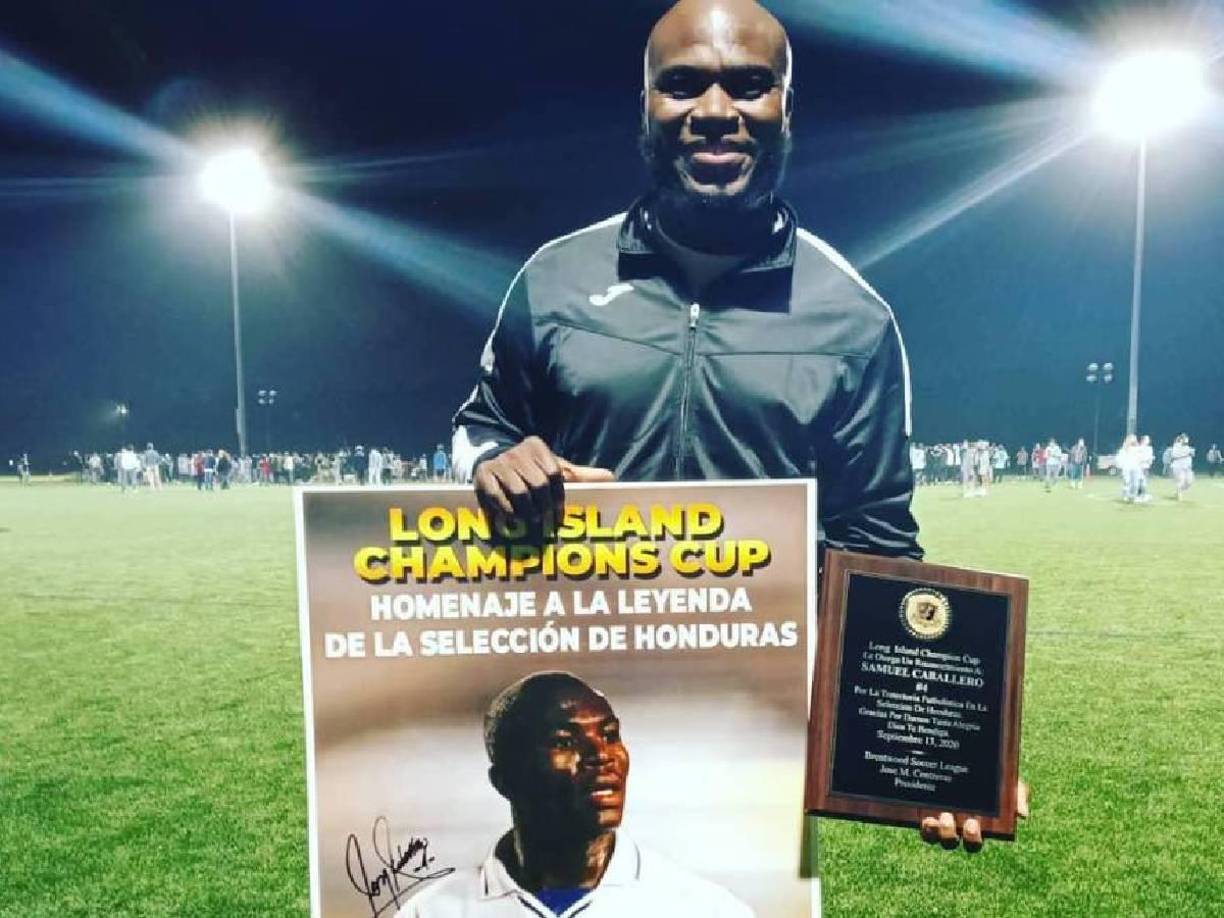 Muestra con mucho orgullo su placa por la trayectoria realizada.