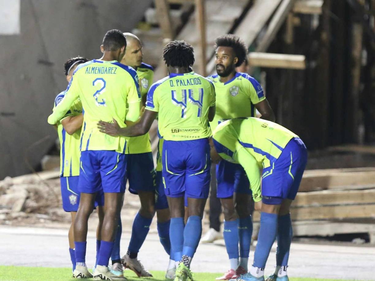 Los jugadores del Olancho FC celebrando el gol del empate 1-1 contra el Olimpia.
