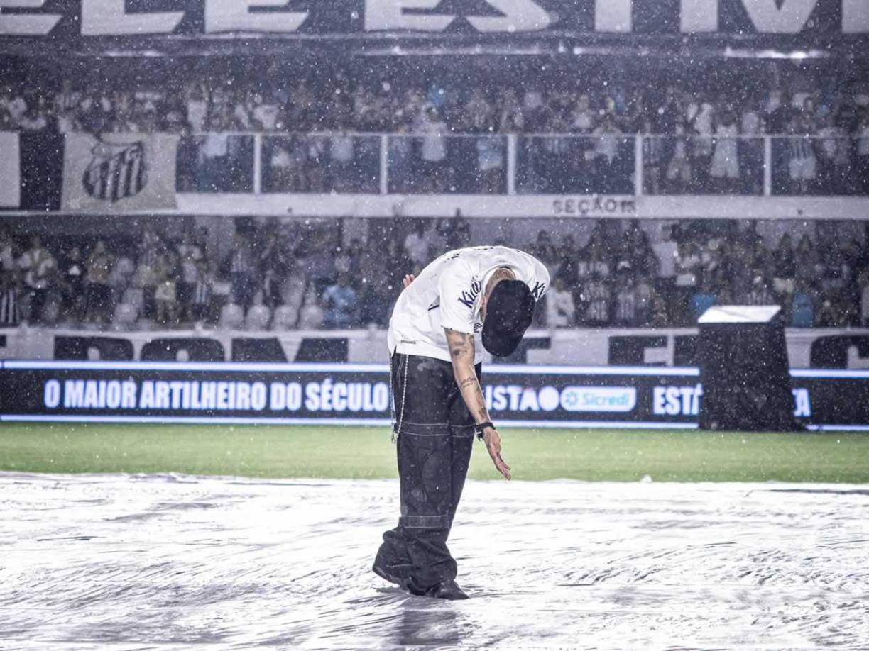 Ni el aguacero desincentivó a los hinchas más incondicionales que suspiran por revivir los tiempos de oro del Santos de Neymar. Aquel que conquistó seis títulos oficiales, entre ellos la Copa Libertadores de 2011.