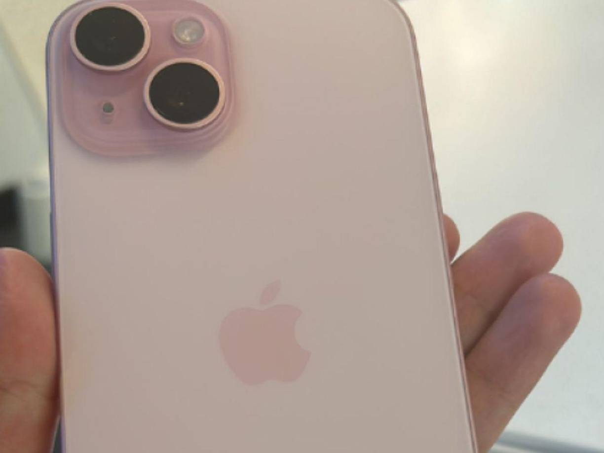 ”Saludos al hijo de p... que reportó como robado el teléfono que me regaló. Gracias a mi familia y amigos por estar siempre conmigo. Cuando uno siembra bonito, recoge bonito. Estoy estrenando. Que la vida te multiplique lo que haces por los demás. El amor todo lo puede”, escribió la mujer en la red social.