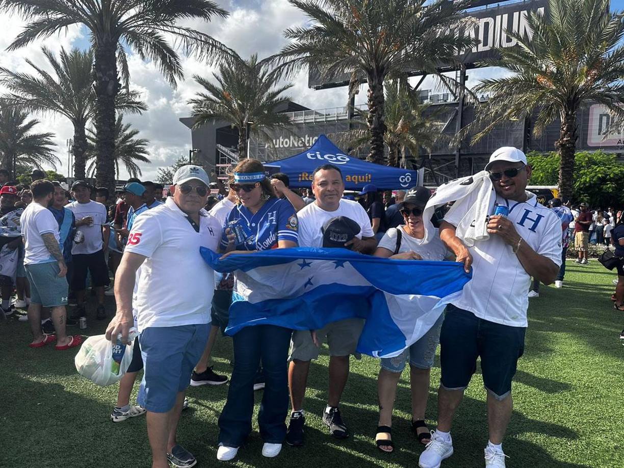 Bellezas, bailes y fiesta catracha: el ambiente en el Honduras-Guatemala en Miami