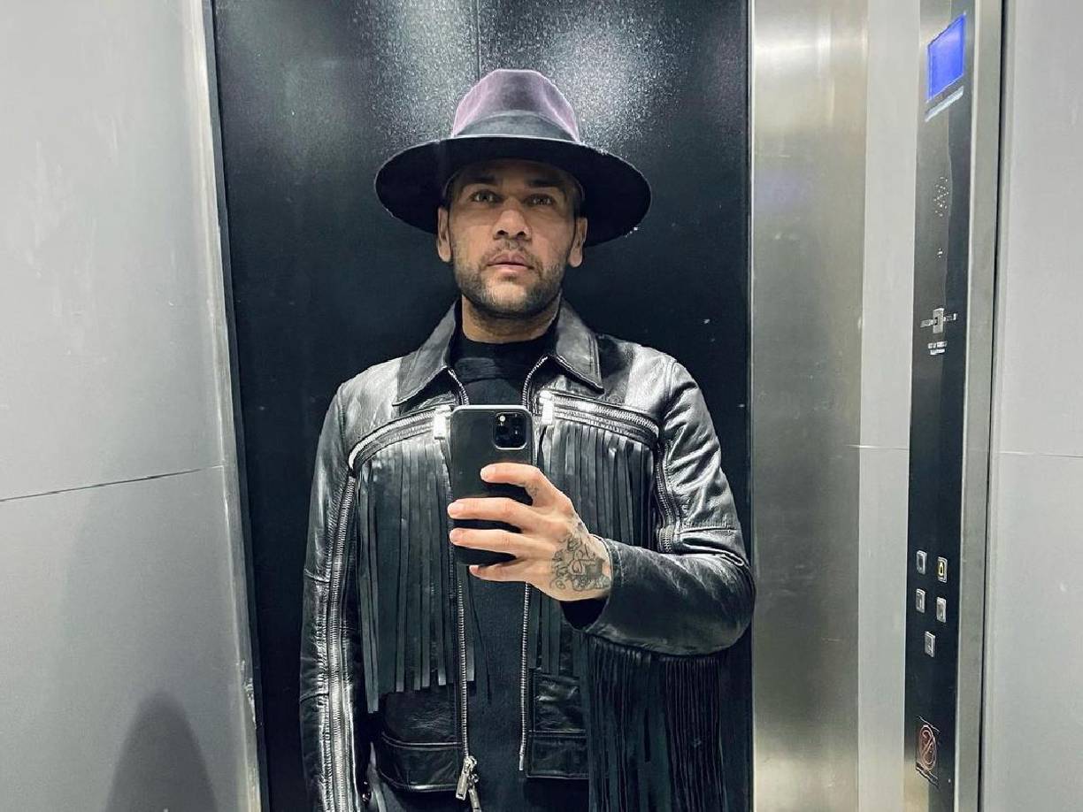 Esta circunstancia añade un elemento nuevo a las cuatro versiones que el exjugador del FC Barcelona ha ofrecido ante la justicia sobre lo sucedido en el baño de la discoteca desde su detención, en enero del año pasado.