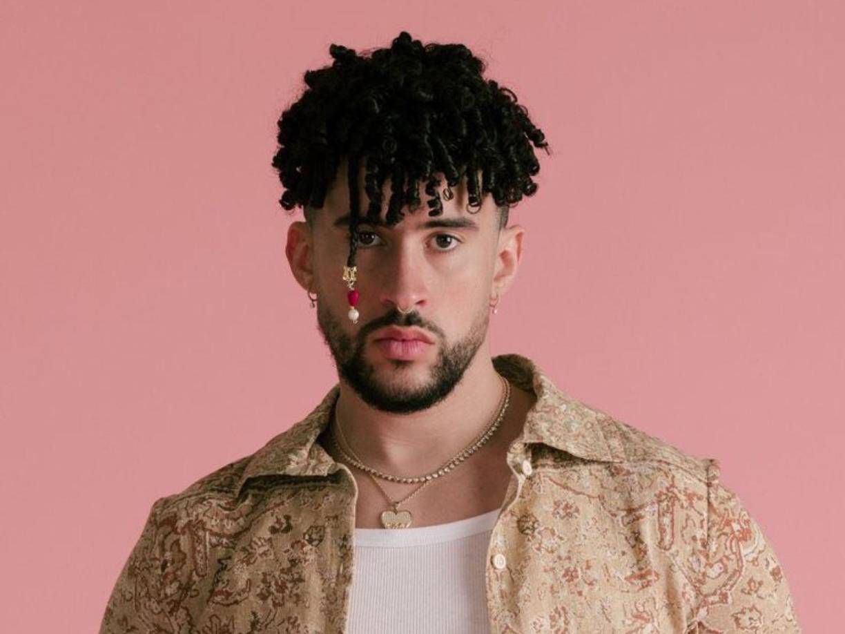 Pese a que se conoce que Bunny goza de éxito y privilegio, su imagen personal no ha sido la mejor. En cuanto a los fanáticos, hay quienes consideran que está perdiendo el piso, mientras que otros piden respetar el espacio de los famosos, ya que, como cualquier persona, tienen derecho a molestarse si se traspasa la línea del respeto. Ahora, una vez más, su reacción está dividiendo opiniones.