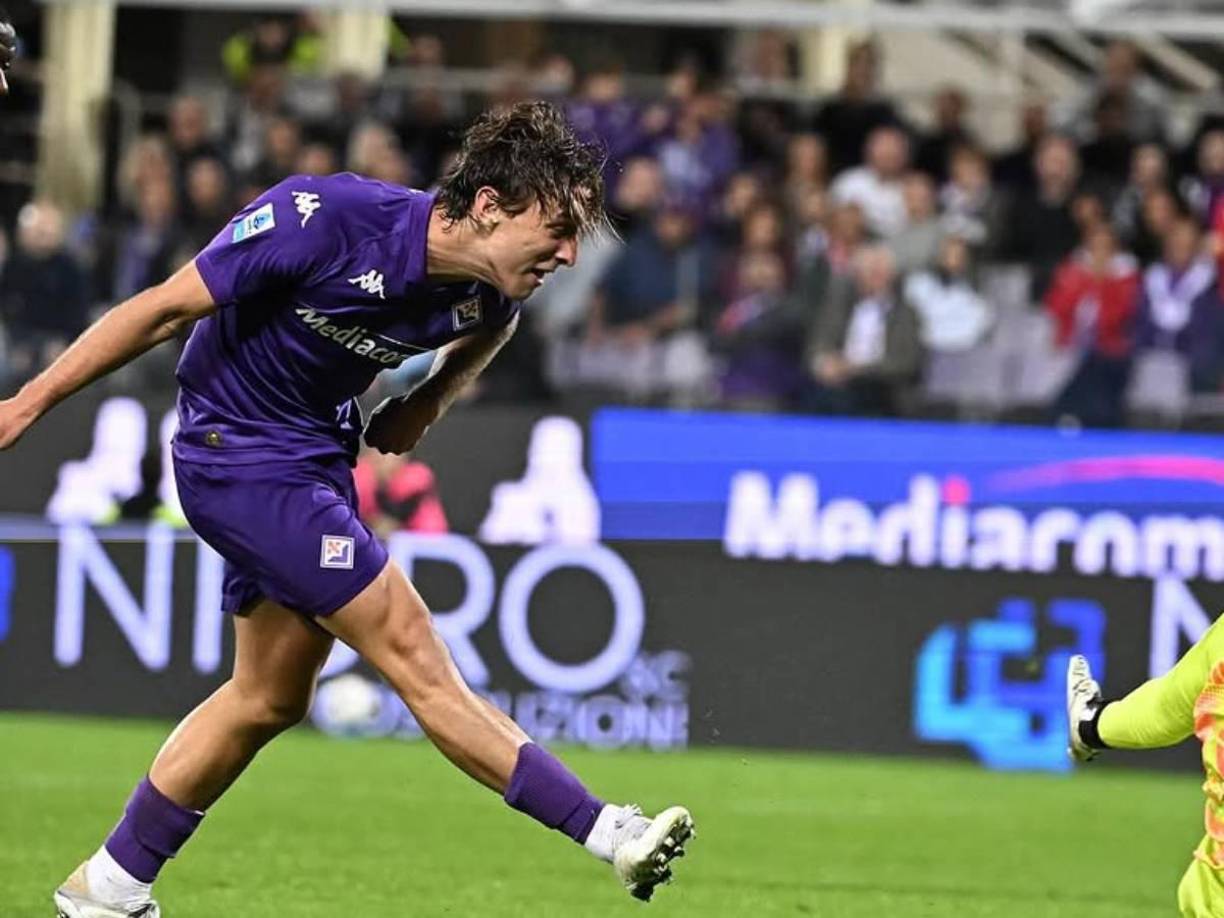 El centrocampista de 22 años, propiedad del Roma pero cedido en la ‘Fiore’, mejora con el paso de las horas y ya no está ingresado en la unidad de cuidados intensivos general del Hospital Careggi de Florencia (norte), pues pasó a un nivel inferior de gravedad y ahora reside en la planta de cuidados intensivos cardiológicos.