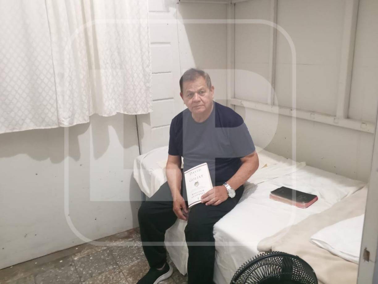 Las imágenes exclusivas muestran la celda de Vásquez Velásquez, que es austera, con paredes y cortina blancas. El único mueble visible es un estrecho colchón, lo que resalta las limitadas pertenencias permitidas en el lugar. Tiene dos libros: David y Goliat y la Biblia..