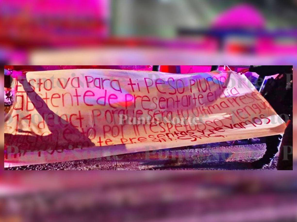 Las mantas, firmadas por el CJNG, fueron inicialmente reportadas en los puentes de El Mirador, Vía Rápida y Panamericano, así como en la colonia Libertad. En estos mensajes, se advertía al músico de 24 años que no debía presentarse en la ciudad fronteriza el próximo 14 de octubre, fecha programada para su próximo concierto, ya que esto podría ser su última actuación debido a sus supuestas faltas de respeto y declaraciones imprudentes.