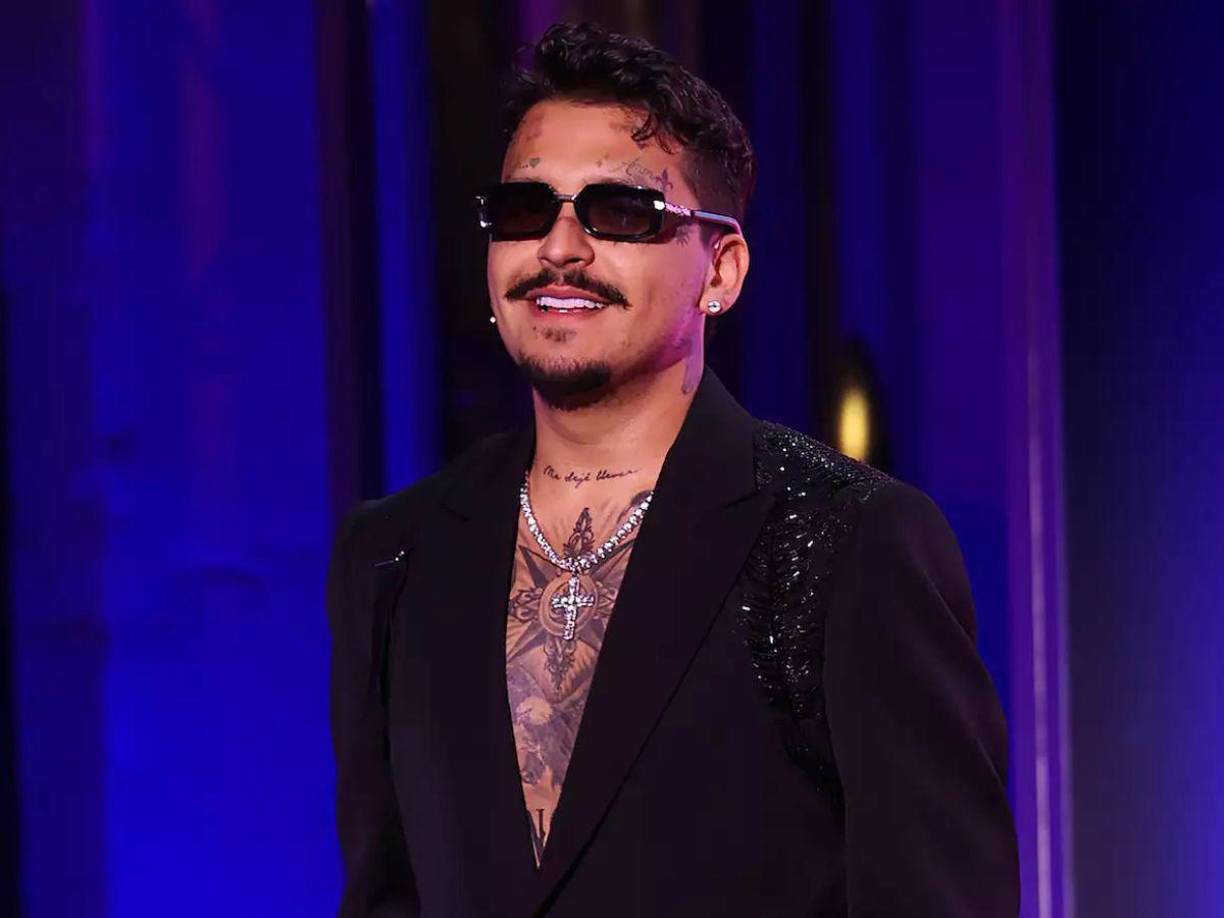 Afortunadamente, el 3 de octubre, la misma agencia informó que Nodal había sido dado de alta y se encontraba recuperándose en casa, pero que necesitaría unos días de reposo y se reveló que el motivo que llevó al cantante al hospital fue una “fuerte infección estomacal”.