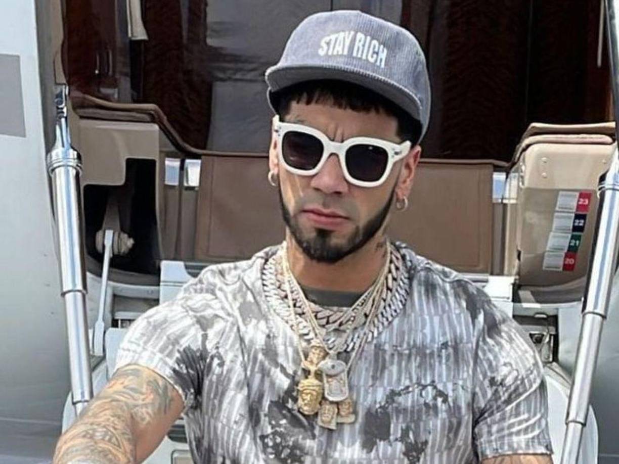 Arcángel le recordó que “la grandeza no estriba en lujos ni riquezas, sino en no abandonar a los suyos”. Esta declaración señala una de las críticas más recurrentes contra Anuel AA: su supuesta falta de compromiso con sus hijos.