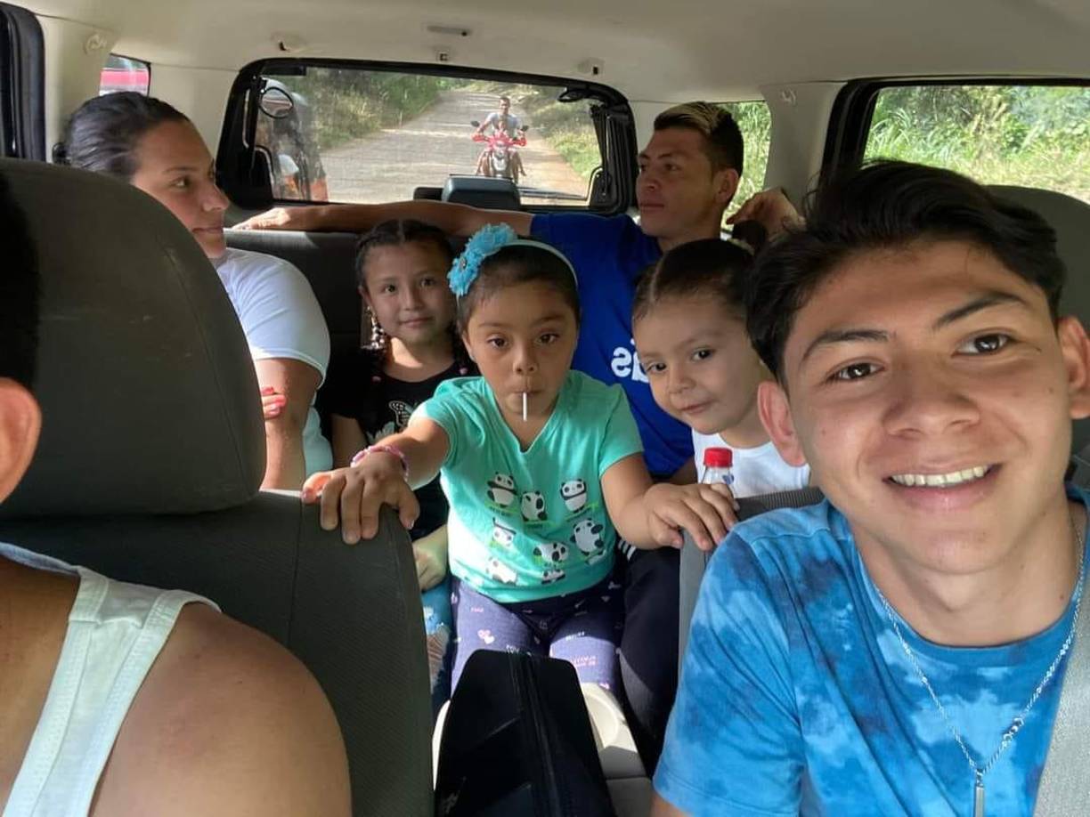 Entre sonrisas y una buena charla, el futbolista del Pumas FC compartía momentos en la buena compañía de sus seres queridos.