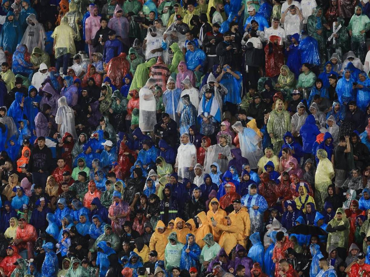 Desde muy tempranas horas, la afición ingresó al estadio Morazán de San Pedro Sula y la mayoría llegó con su capote para protegerse de la lluvia.
