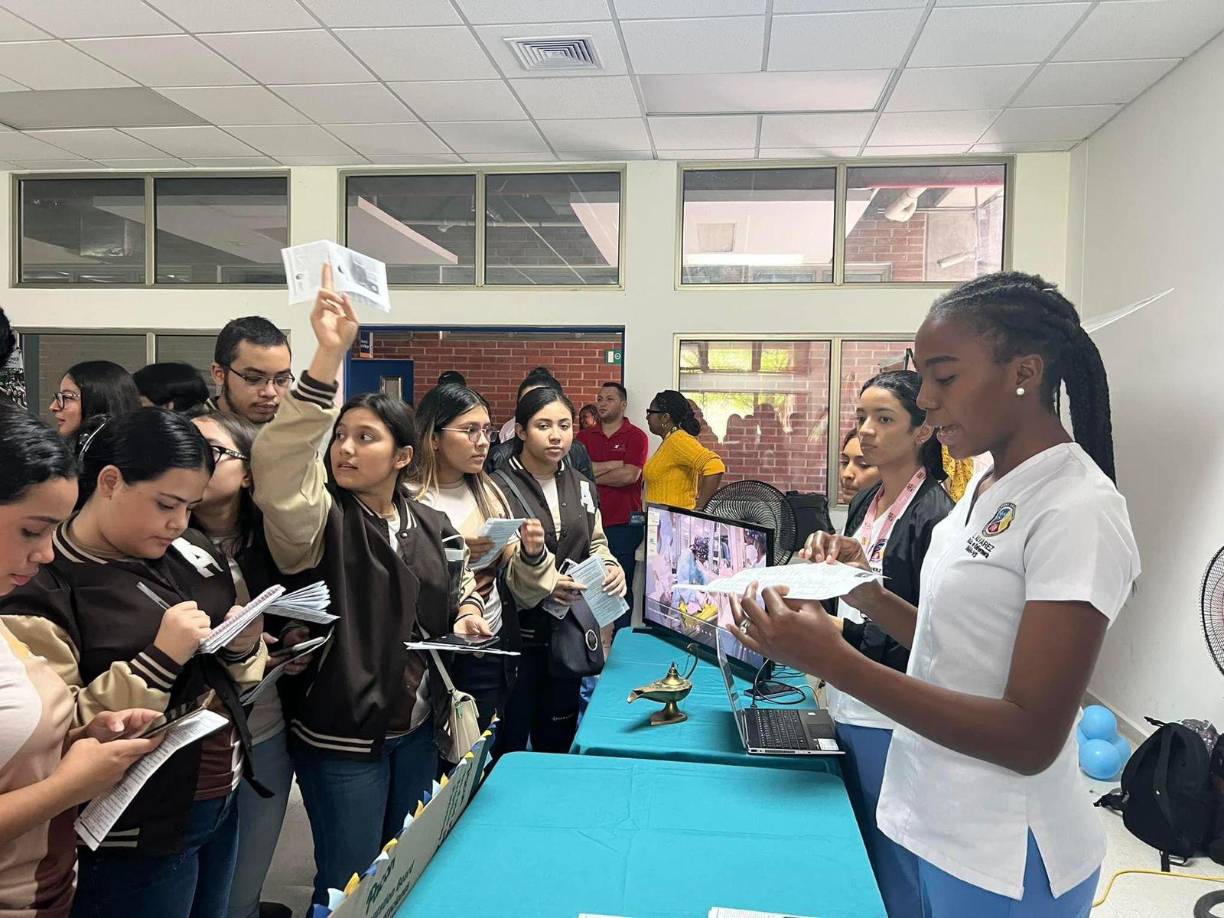 En la jornada de la feria vocacional siempre es galardonada la carrera más visitada por los colegiales y quienes mantienen un ambiente de alegría y dinamismo en los pasillos de la universidad.