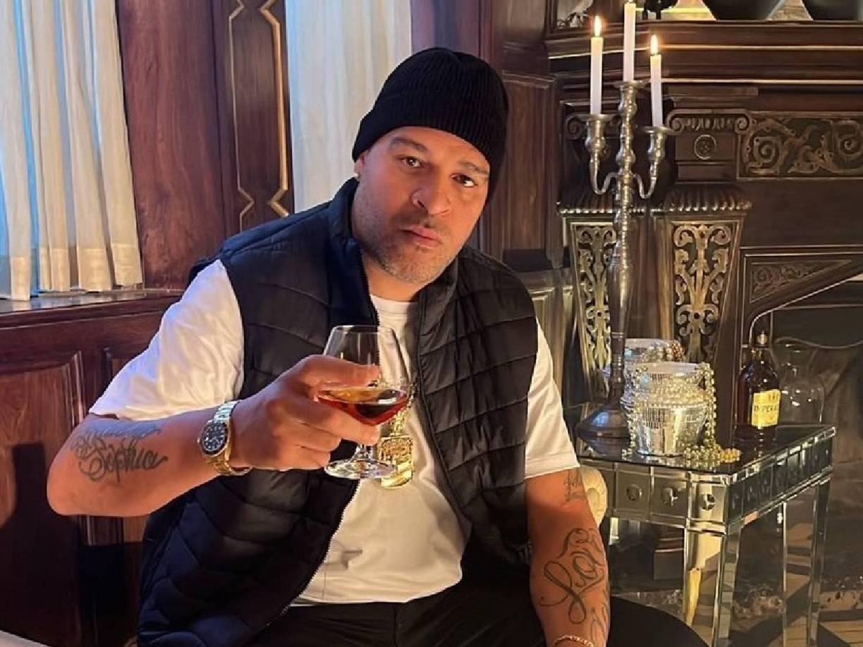 Además, se quejó por los titulares periodísticos en los que afirman que él cayó en las drogas y que desapareció en las favelas. “¿Saben cuántas veces leí esos títulos? Acá estoy, sonriendo enfrente de ustedes. Volví con mi gente, mis amigos, mi comunidad”, declaró.