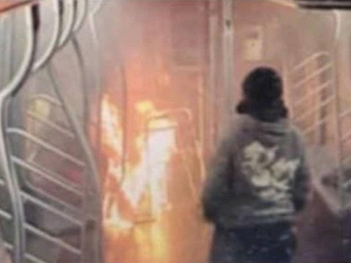 El agresor utilizó y utilizó lo que creemos era un mechero para encender la ropa de la víctima, que quedó envuelta (en llamas) en cuestión de segundos”, dijo Tisch en rueda de prensa.