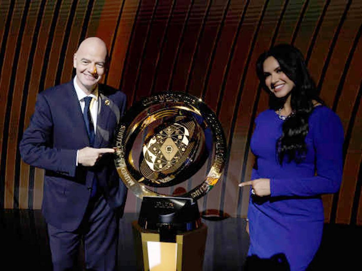 Ana Jurka fue invitada por la FIFA para ser una de las presentadoras del sorteo en Miami. Así posó junto a Gianni Infantino, presidente del máximo organismo del fútbol mundial.