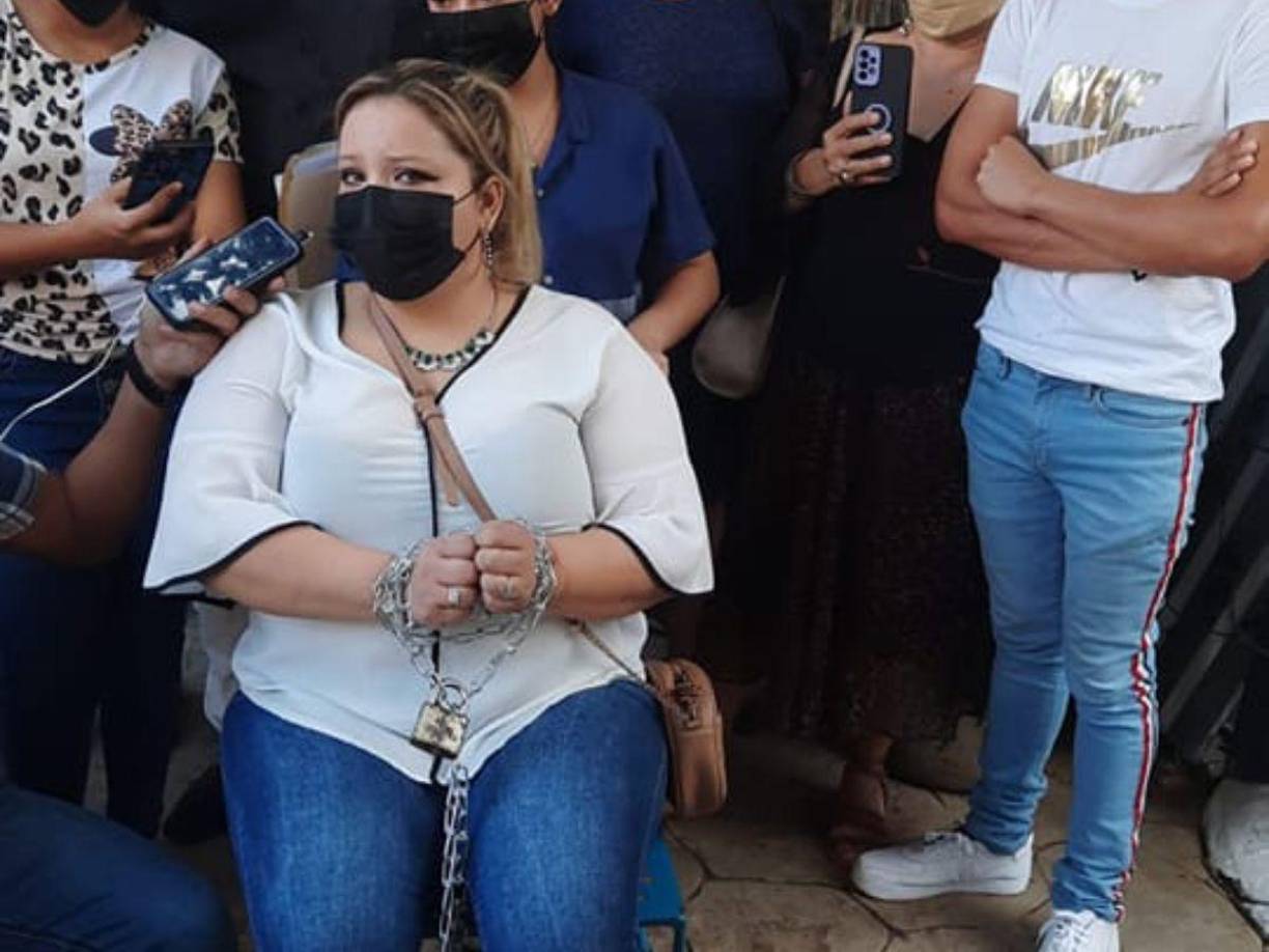 La dueña del negocio, <b>Inés Altamirano</b>, el cual tiene más de un año funcionando, se encadenó de manos y pies como señal de protesta contra lo que ella considera una decisión “arbitraria” del alcalde Roberto Contreras.