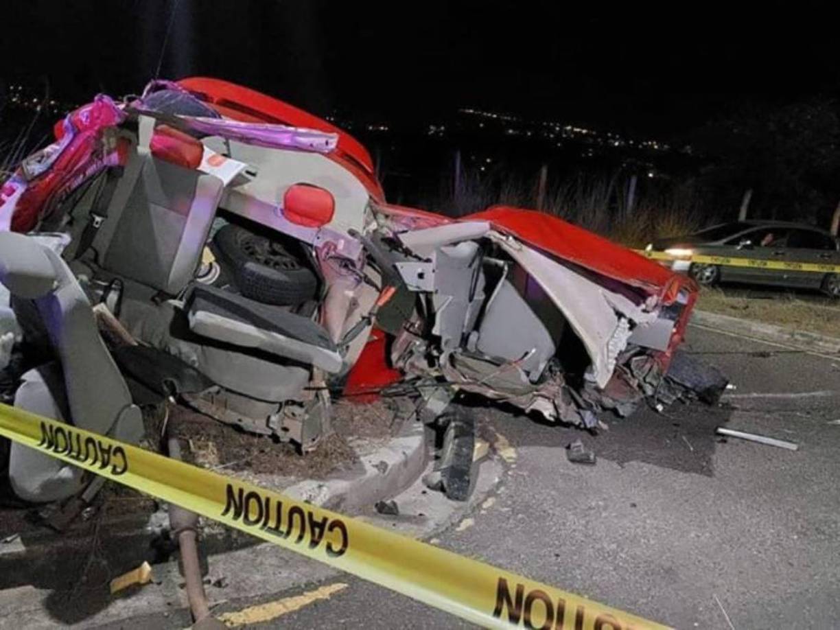 En total, eran cinco estudiantes los que venían a bordo de un vehículo turismo, cuando a la altura de la represa Los Laureles, chocaron contra un poste de metal.