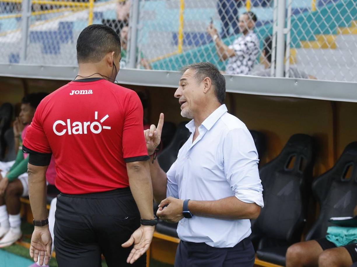 Hernán ‘La Tota‘ Medina estuvo charlando con Armando Castro, quien fungió como cuarto árbitro del partido.
