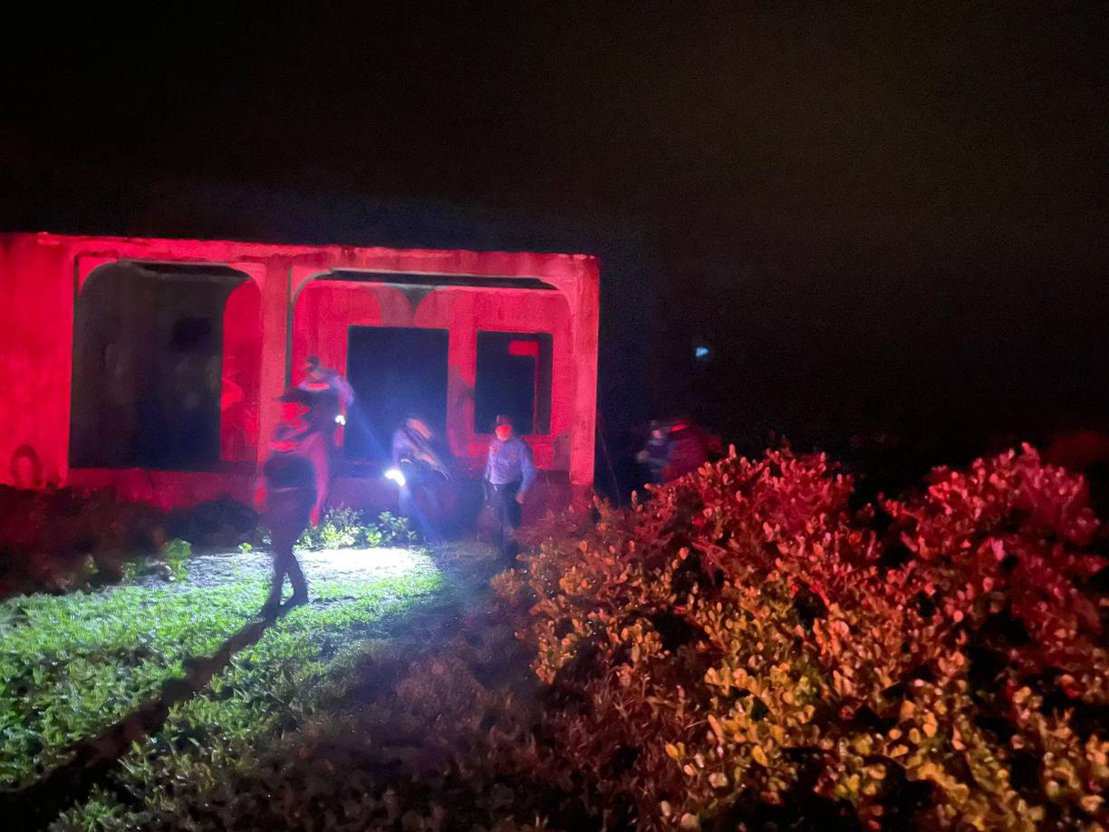 Los agentes avistaron a un grupo de individuos en una zona oscura, quienes al notar la presencia policial huyeron en dirección desconocida. 