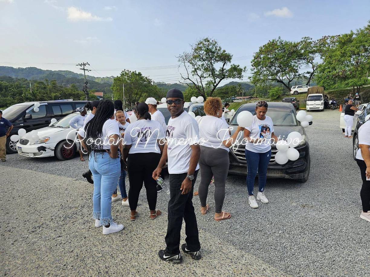 A la caravana, también se sumaron autoridades municipales de Roatán donde pidieron a las autoridades escuchar la voz humilde de Roatán.