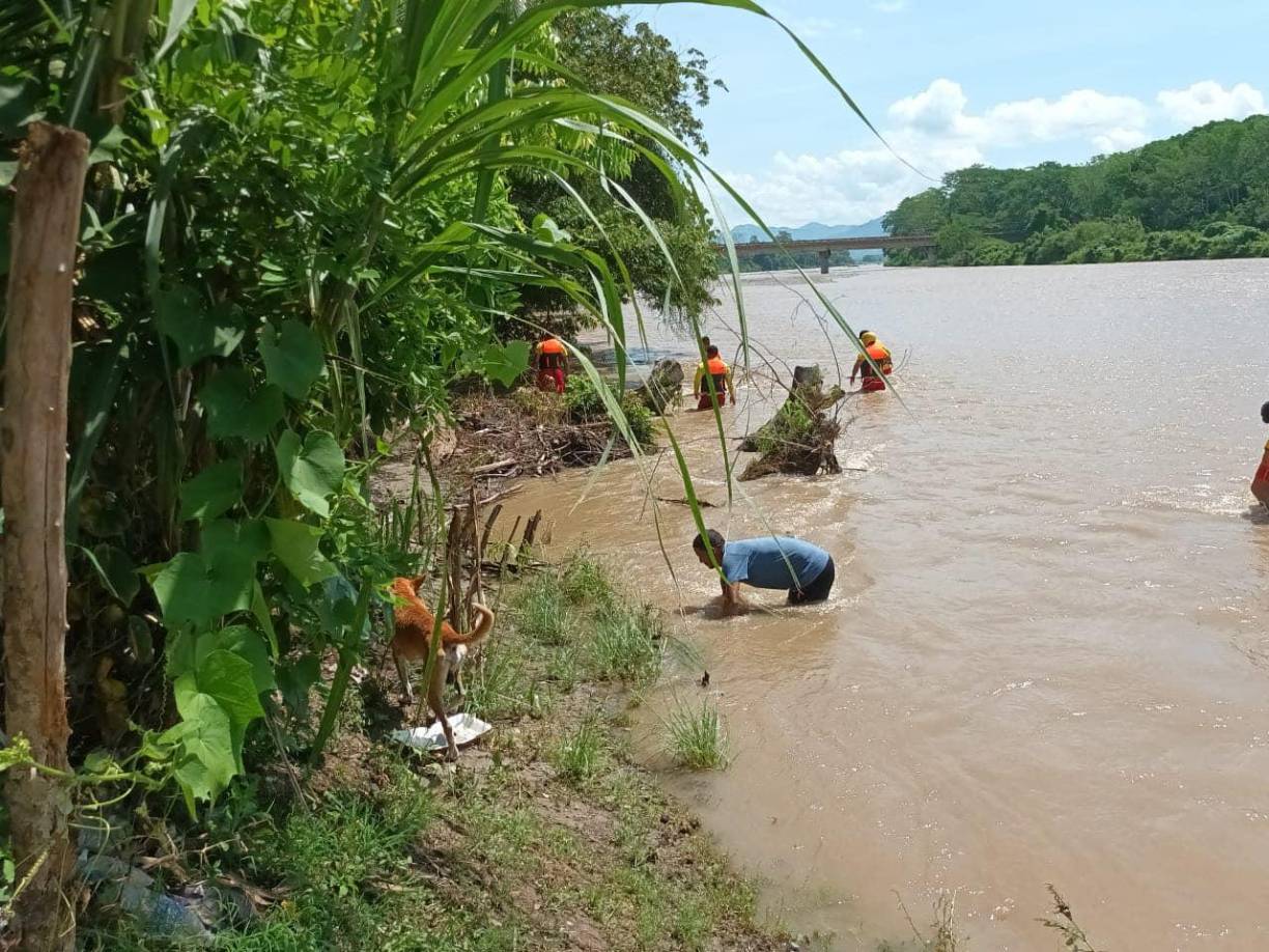 Yacía a unos 120 metros de un puente instalado en la comunidad.
