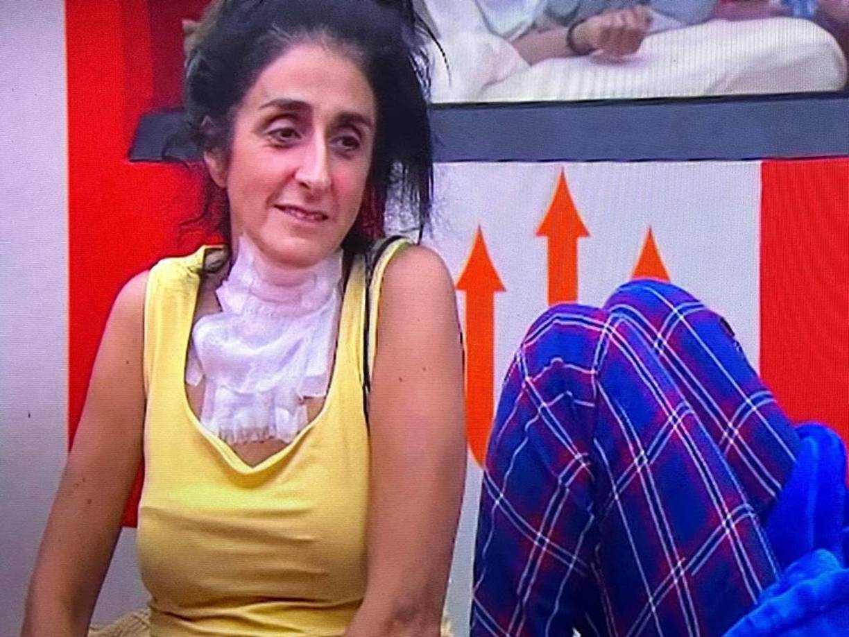 Minutos después la comediante regresó a la casa y expresó las molestias que le provocó su piel quemada a todos su compañeros, quienes se mostraron preocupados por lo sucedido en la cocina.