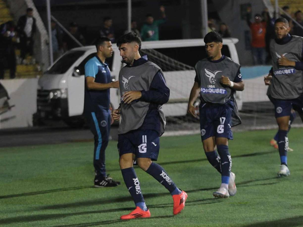 Agustín Auzmendi empezó a realizar calentamiento en el segundo tiempo del partido junto a otros suplentes.