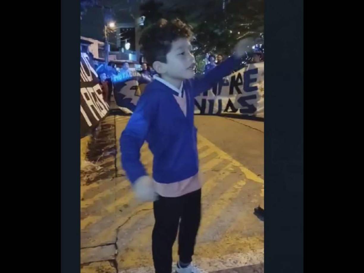 ”Volveremos, volveremos otra vez, volveremos a hacer campeones nacionales otra vez”, era uno de los cánticos que decía el niño junto a la barra.