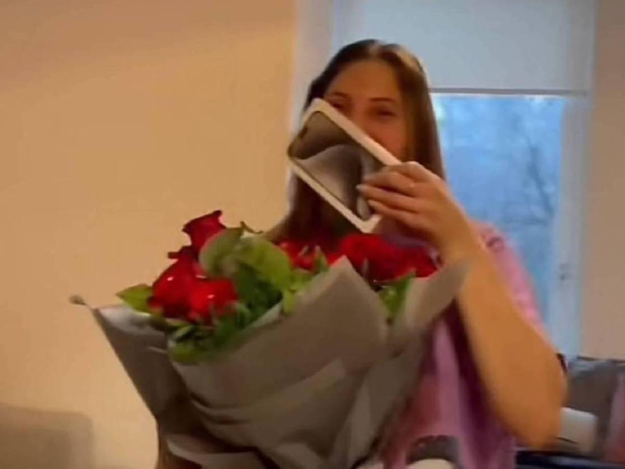 El ramo de flores para Annie por parte de Luis Palma estuvo acompañado de un celular Iphone de última generación.