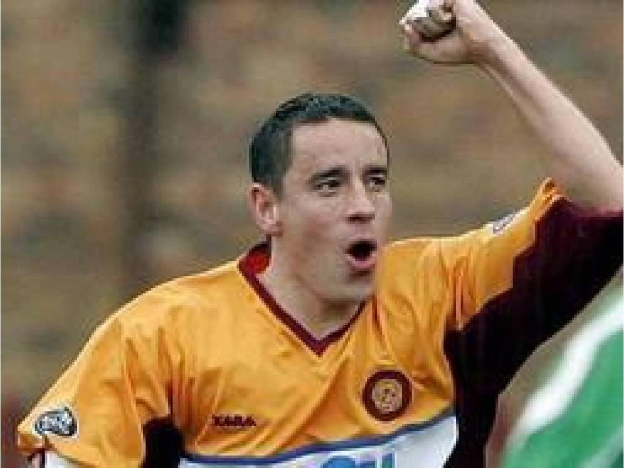 El ex capitán del Motherwell de Escocia en el 2007, también falleció dentro del campo. Phil O’Donnell estaba a punto de ser sustituido cuando de pronto cayó desplomado al césped. Las asistencias médicas acudieron rápido a socorrerlo, sin embargo, fue trasladado al hospital de la ciudad, donde murió horas más tarde.