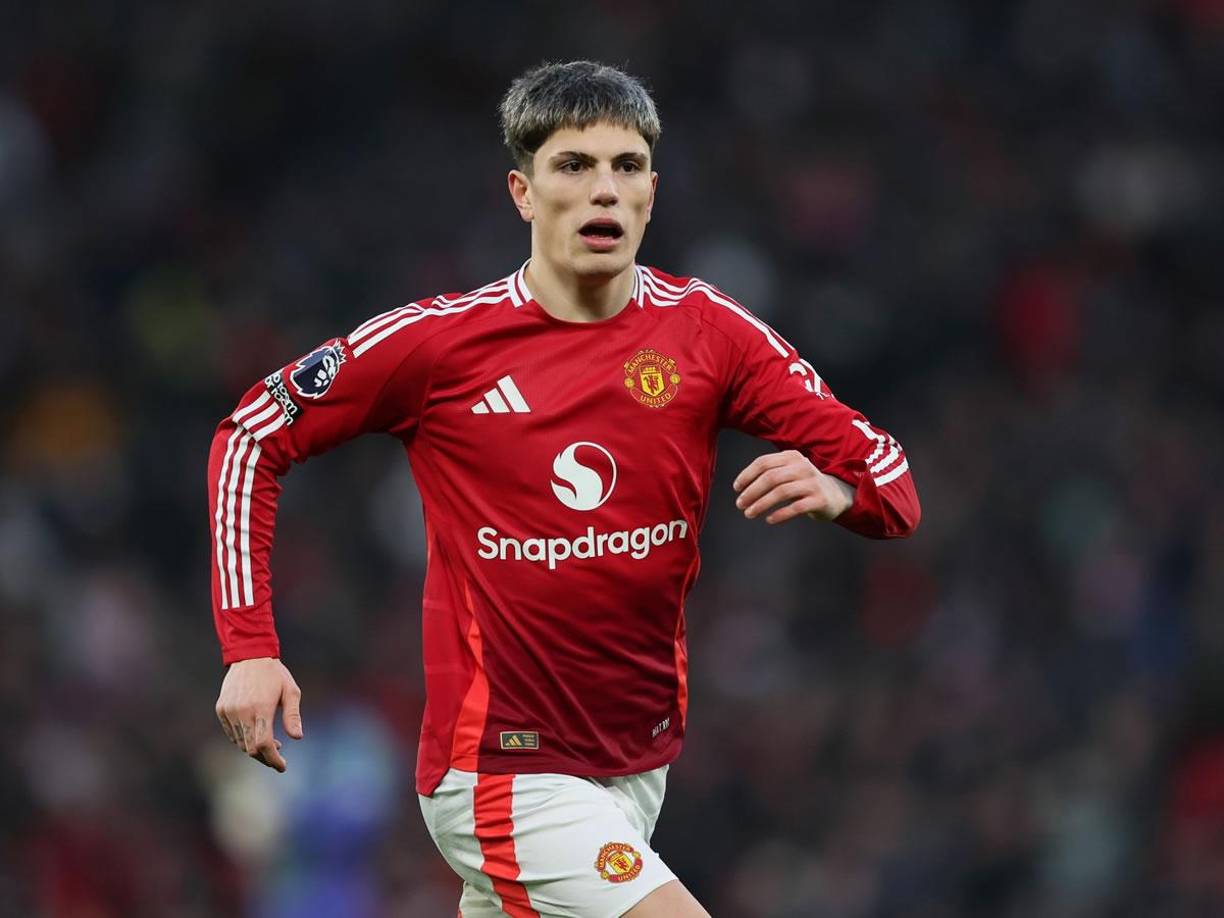 El Chelsea mantiene conversaciones iniciales sobre el fichaje de Alejandro Garnacho, desvela el periódico inglés The Athletic. Aunque ha sido titular con Rubén Amorim ante el Arsenal y Southampton la última semana, el futuro del argentino en el Manchester United es incierto con varios clubes rondando por él.