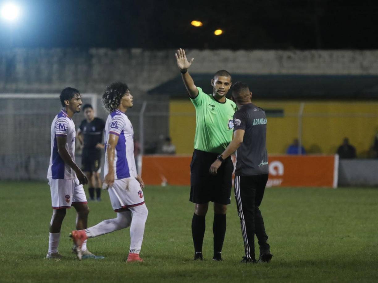 El preparador físico del equipo de El Negrito, Yoro, reclamó al árbitro ya que consideraba que el gol del Honduras Progreso no debío subir al marcador.