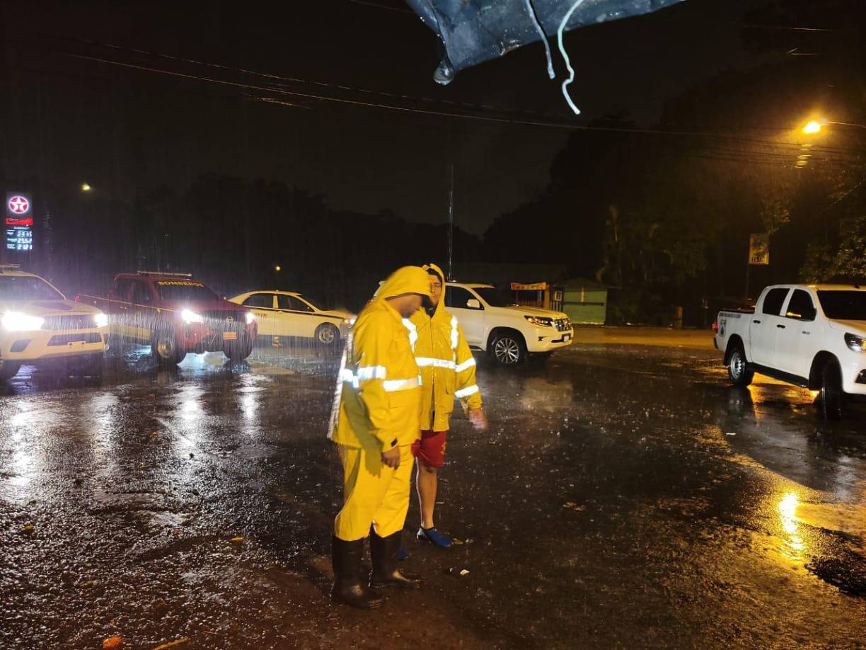 Este desbordamiento ha inundado áreas residenciales y comerciales, dificultando el tráfico vehicular y aumentando la angustia de los habitantes. 
