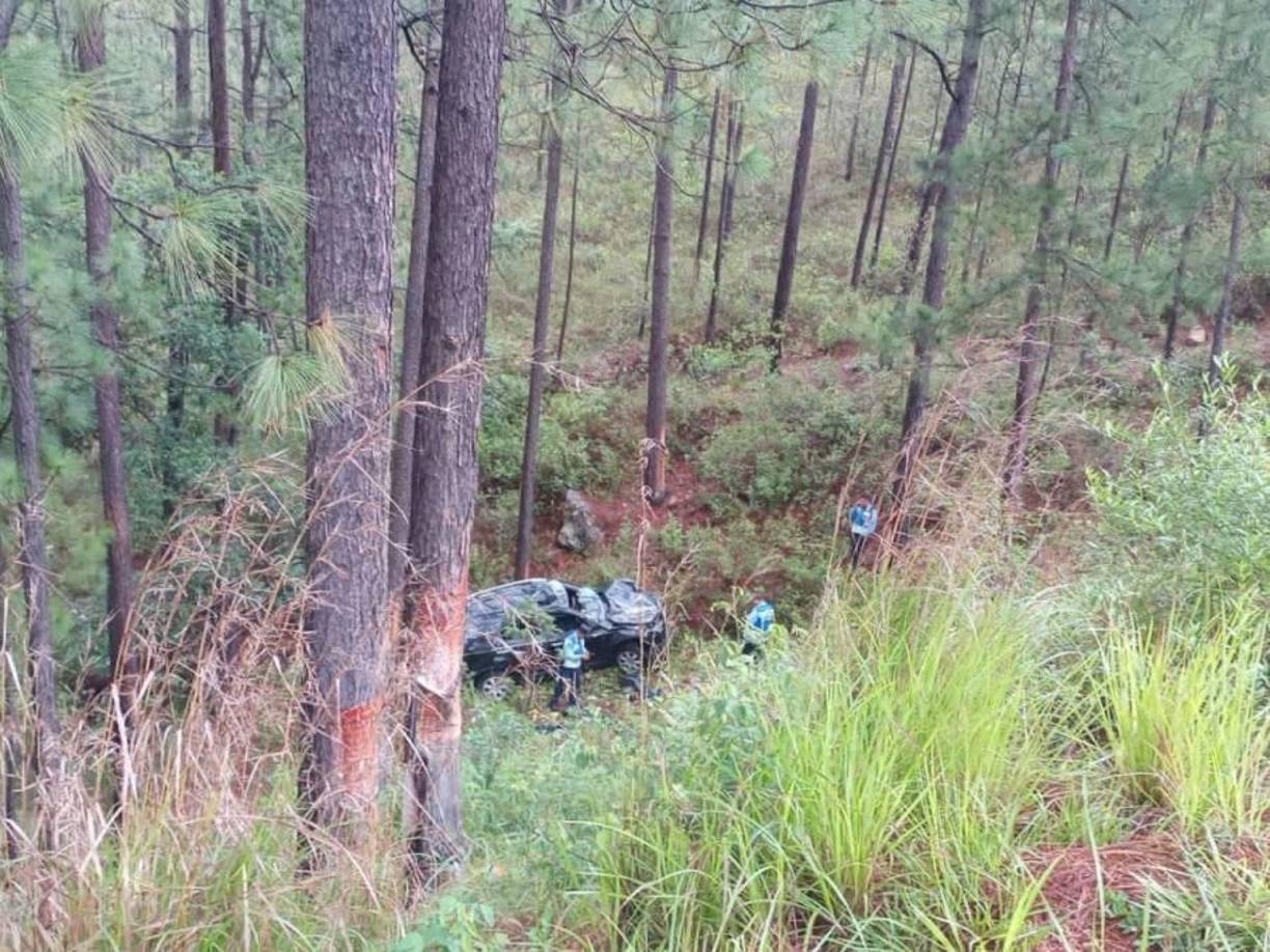 El cuerpo del agente quedó fuera del automóvil. Las autoridades rápidamente se movilizaron hacia la zona para acordonar el área y poder hacer el levantamiento cadavérico con base a ley.