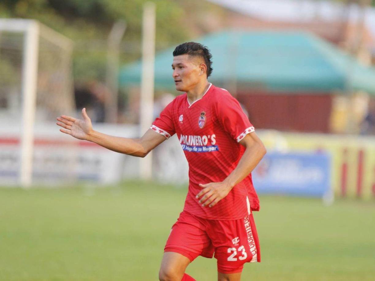Edder Delgado ha sido sacado del retiro por segunda vez. ‘El Camellito’ seguirá jugando con la Real Sociedad tras el pedido del técnico Héctor Vargas y la directiva. Con 37 años, es el futbolista con más partidos en la Primera División.