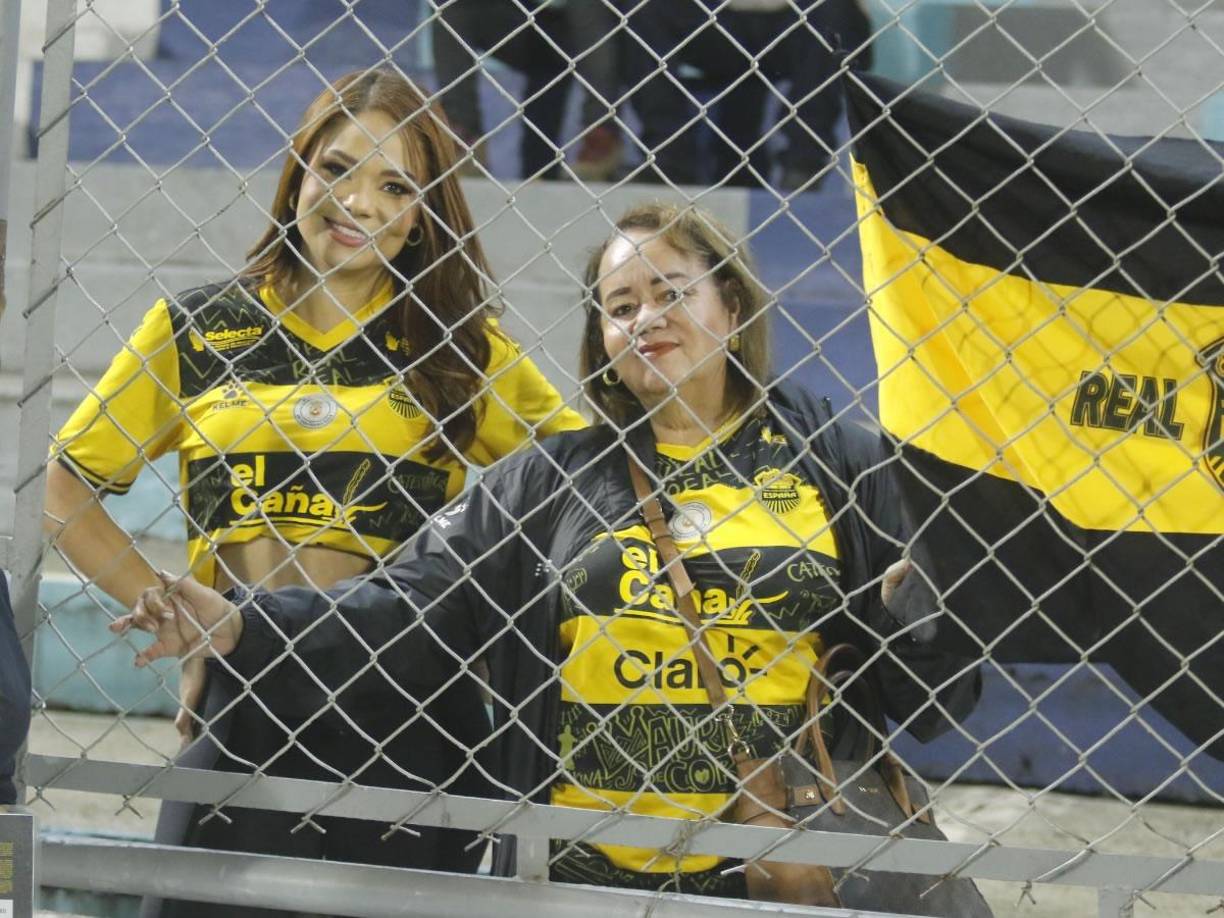 Sirey Morán estuvo acompañada por su madre en el estadio Morazán.