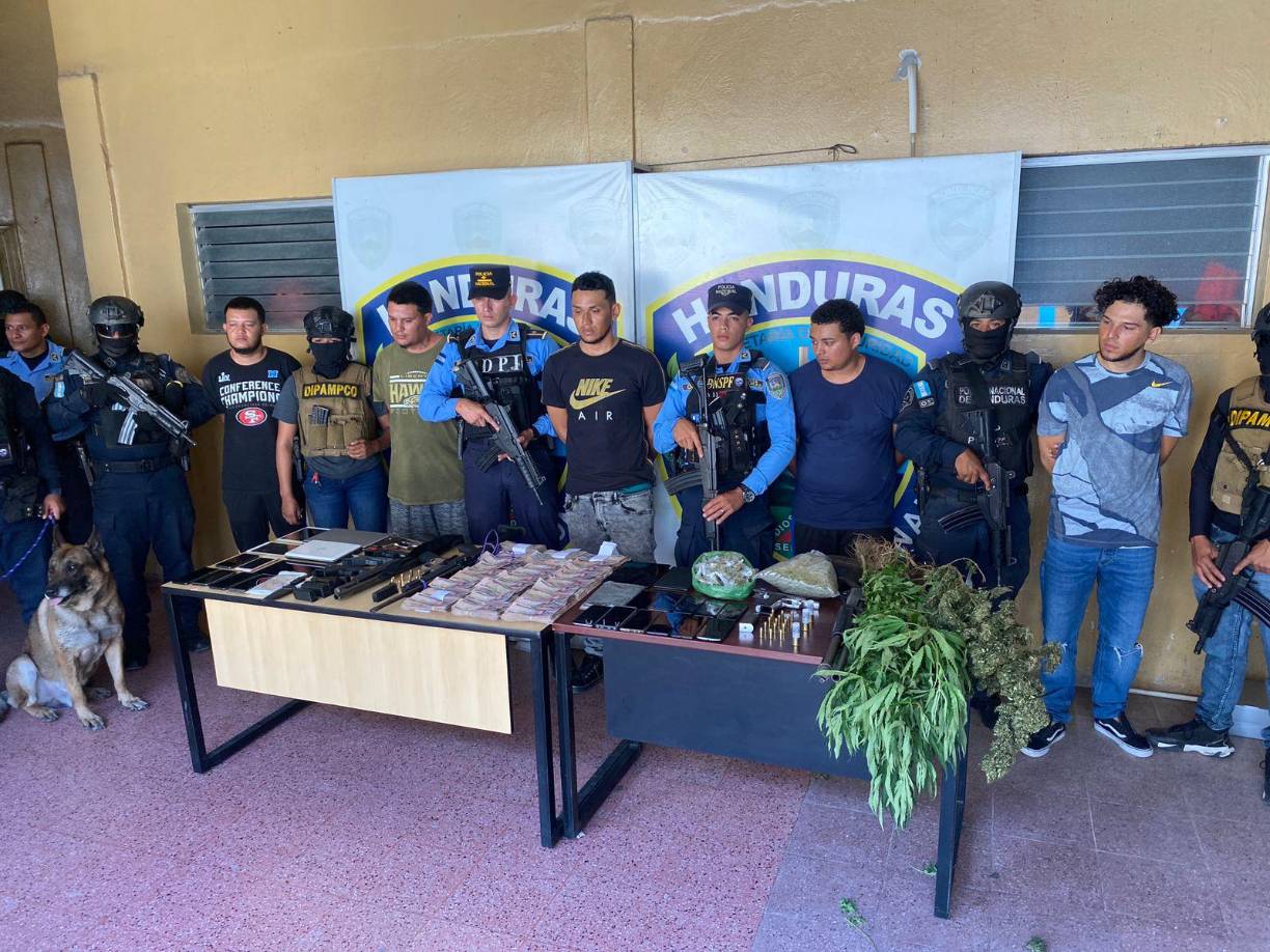 La DPI allanó diez viviendas y en cinco de ellas por todo decomisaron un millón 398 mil 500 lempiras, diez armas de fuego, una motocicleta con reporte de robo, dos computadoras portatiles, 10 celulares, tres radios de comunicación, cinco tablets y marihuana.