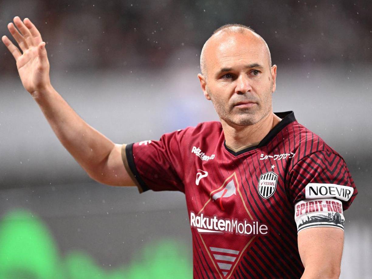 Sorpresa. Informa la RAC1 que Iniesta ha recibido una oferta del Inter Miami. El campeón del mundo está libre tras jugar en Japón con el Vissel Kobe y a sus 39 años podría irse a la MLS. Podría ser compañero de Messi.
