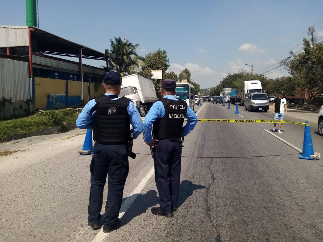  El hecho ocurrió hoy a eso de la 1:00 pm, cuando dos hombres estaban discutiendo y uno de ellos sacó una pistola y lo mató. 