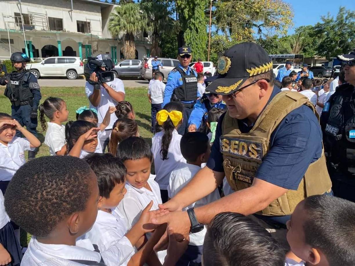 El Ministro de Seguridad, Gustavo Sánchez, saluda a unos pequeños en el lanzamiento de la operación candado.