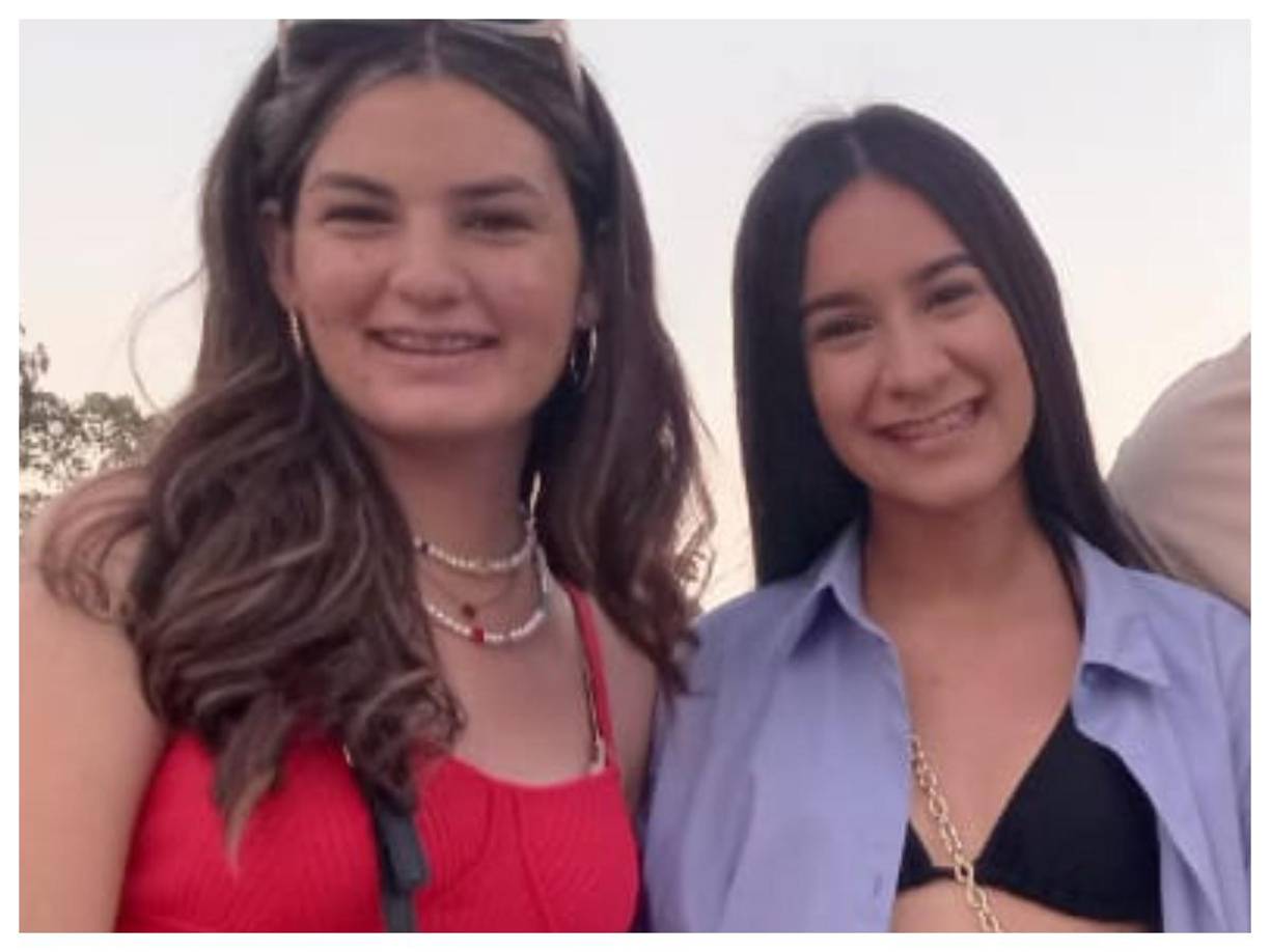 Sonrientes y muy alegre se mostraron estas dos jóvenes cuando iban para el concierto de Bad Bunny.