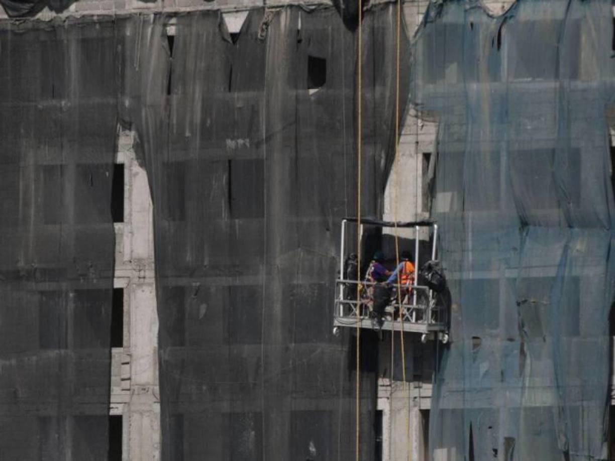 En la actualidad, los trabajos se concentran en los acabados interiores y la instalación de ventanería en los pisos inferiores, mientras que los niveles superiores aún avanzan en obras de albañilería.